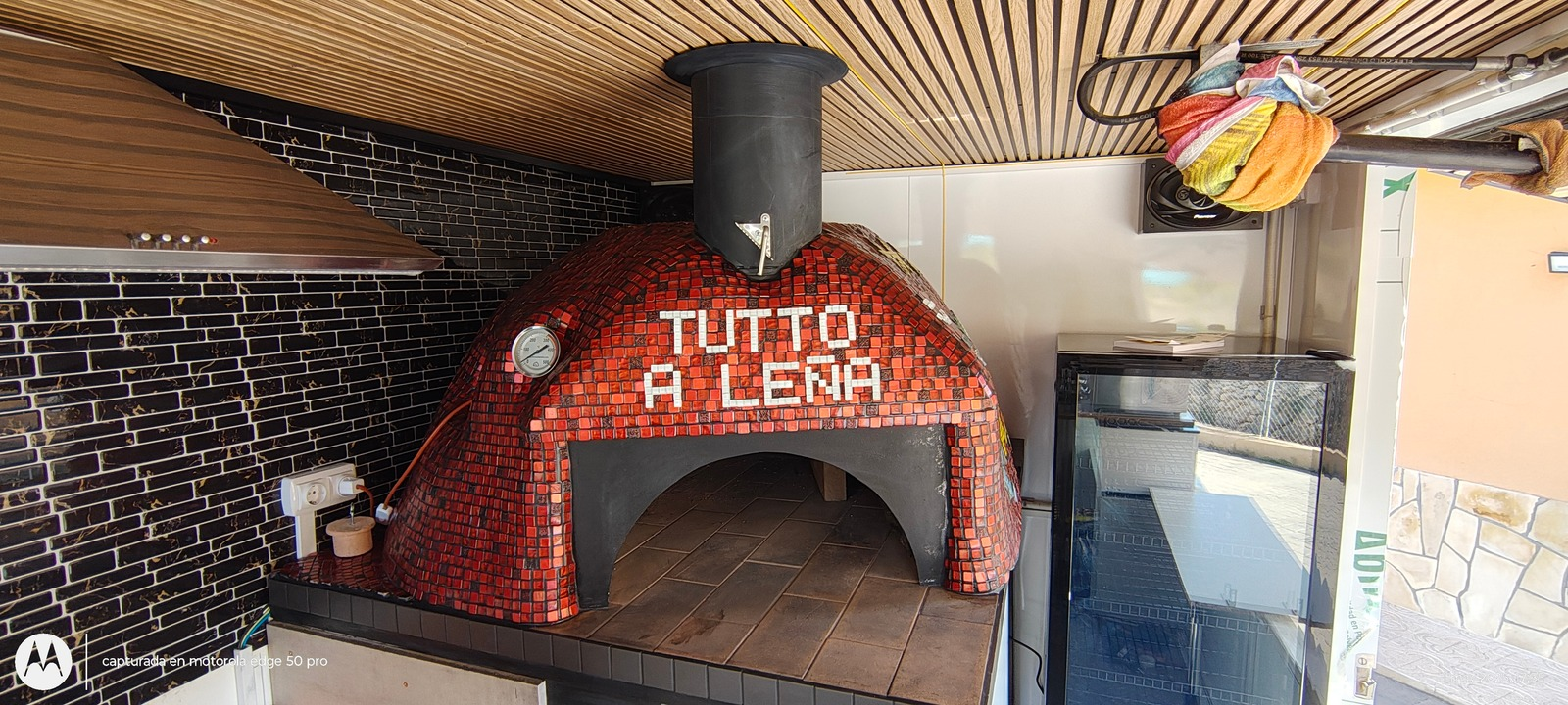 Horno de leña con mosaico frontal