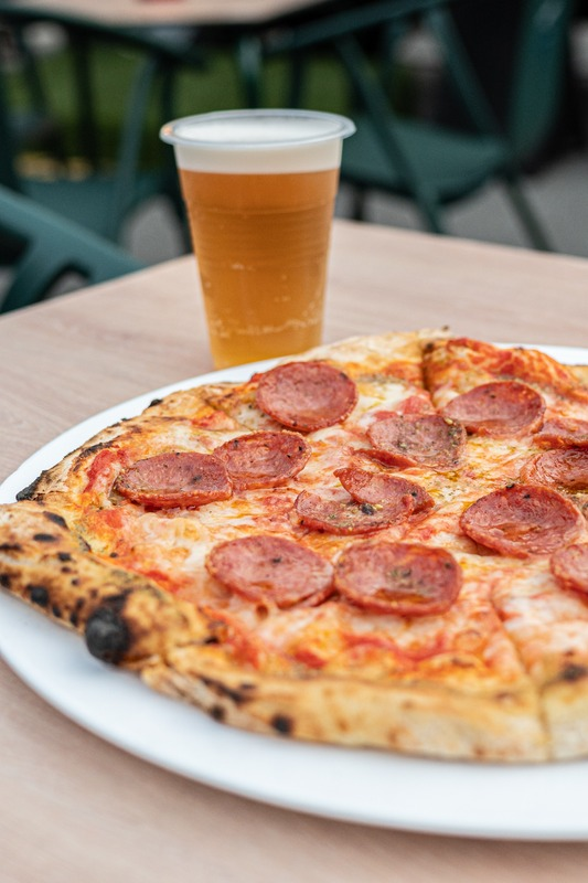 Pizza y cerveza