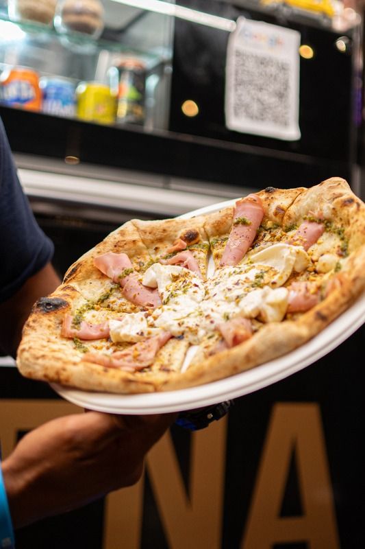 Pizza completa recién horneada